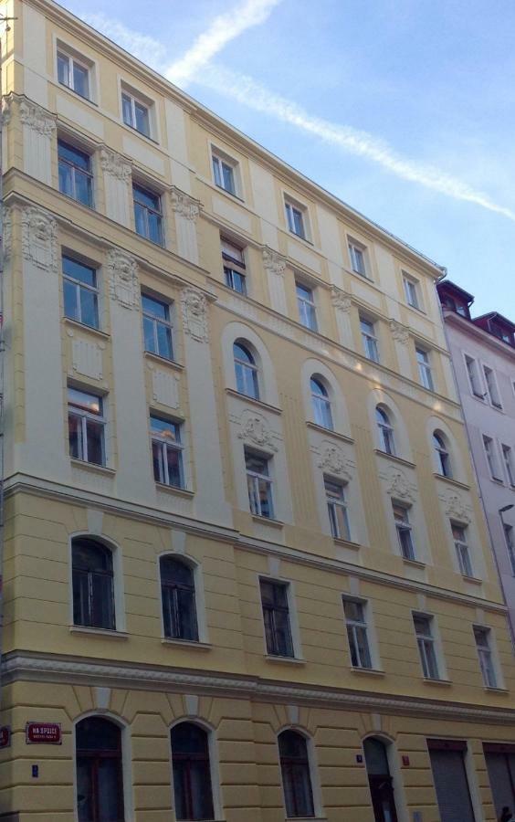 Art Nouveau Meets Mid-century Modern. Apartmán Praha