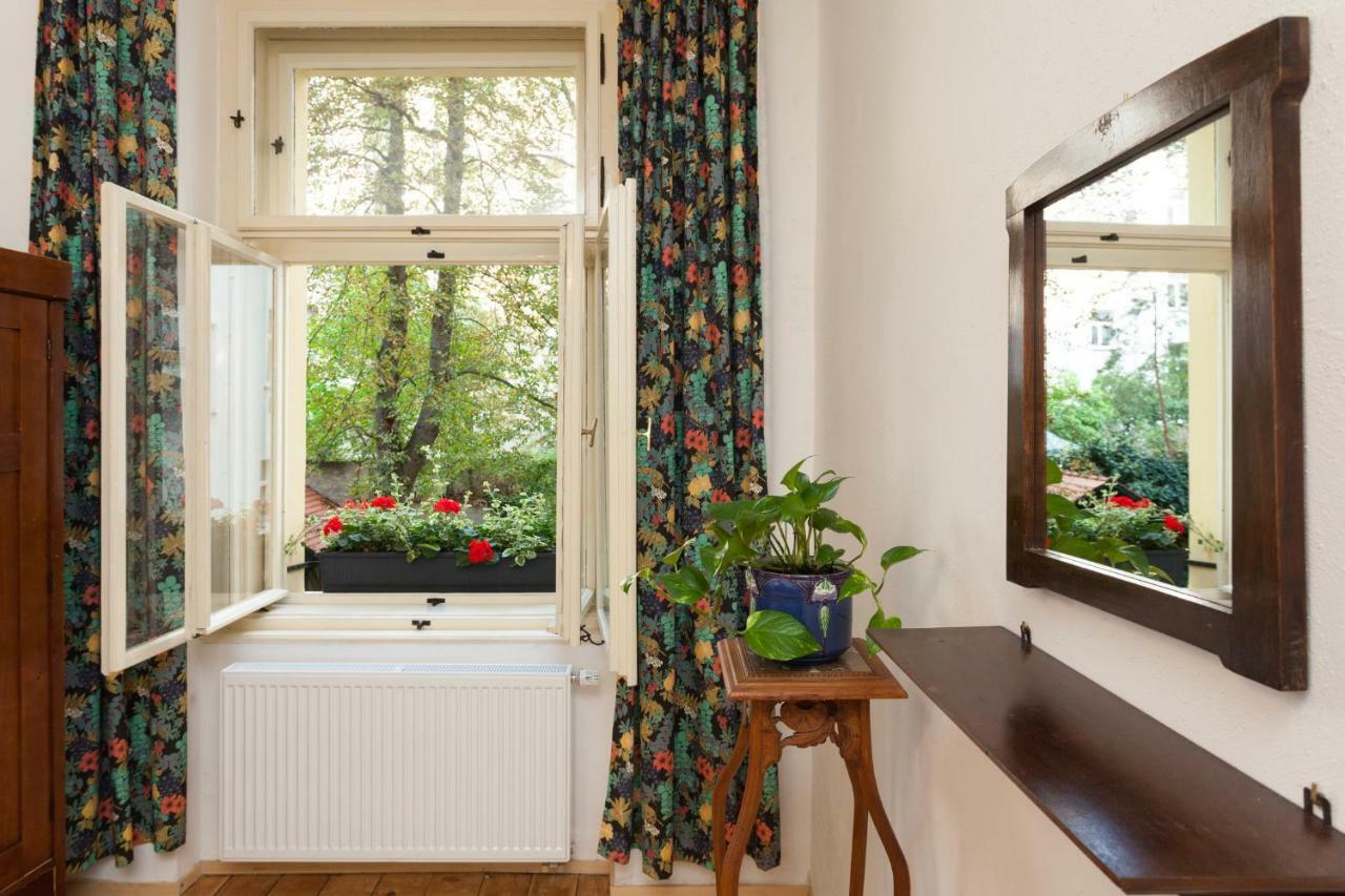 Apartmán Art Nouveau Meets Mid-century Modern. Praha