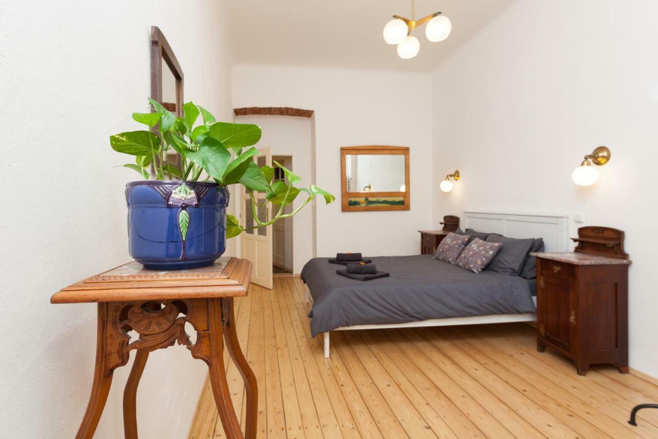 Art Nouveau Meets Mid-century Modern. Apartmán *